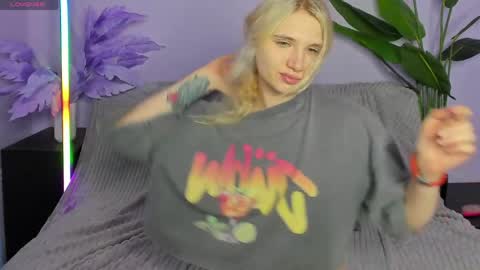 Snapshot of kitty_blondy chatting on 04.06.26 kitty blondy online show from 04.06.26