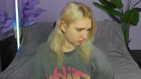 Snapshot of kitty_blondy chatting on 04.07.26 kitty blondy online show from 04.07.26