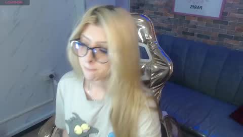 kitty_fox_b online show from 03.10.25