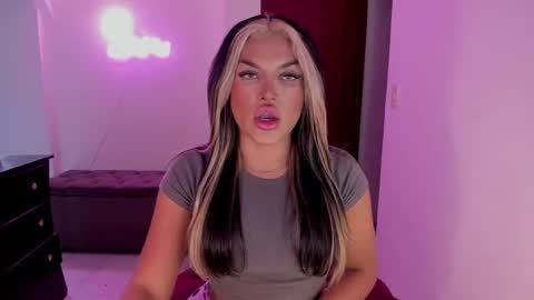 Snapshot of kittyhotts chatting on 02.08.25 Sari bell online show from 02.08.25