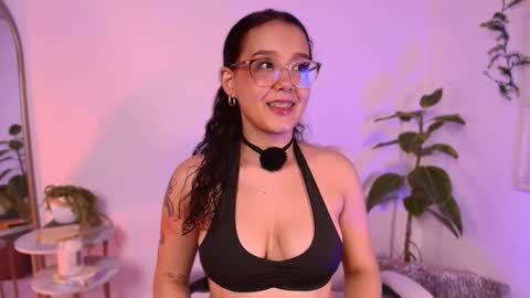 Snapshot of kittysophie_ chatting on 11.23.25 Sophie online show from 11.23.25