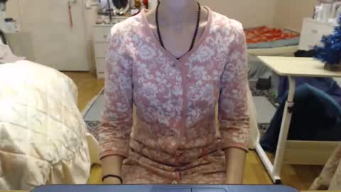 Snapshot of kiuminberry chatting on 12.14.25 KiuminBerry online show from 12.14.25