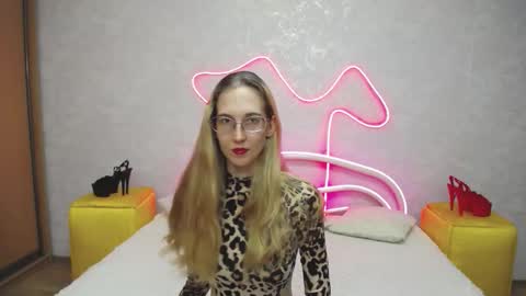 Snapshot of klaryevans chatting on 09.15.25 Klary online show from 09.15.25