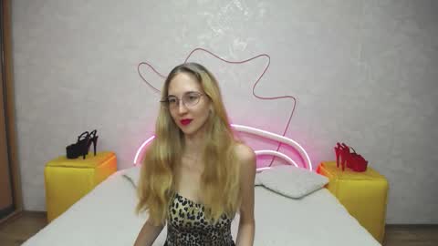 Snapshot of klaryevans chatting on 09.19.25 Klary online show from 09.19.25