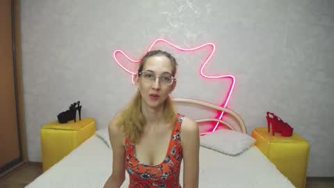 Snapshot of klaryevans chatting on 09.20.25 Klary online show from 09.20.25