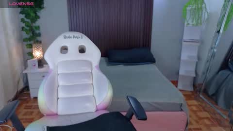 Snapshot of kloe_cooper chatting on 09.29.25 kloe_cooper online show from 09.29.25