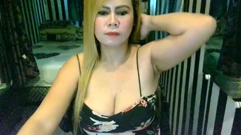 Snapshot of knows_everything chatting on 11.12.25 Knows Everything online show from 11.12.25