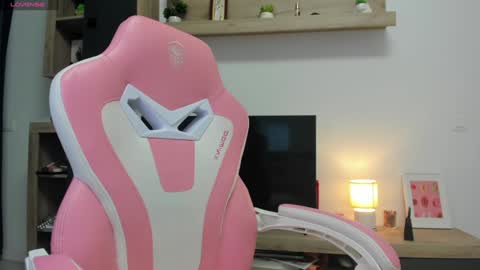 Snapshot of komydoll chatting on 11.28.25 kamydoll online show from 11.28.25