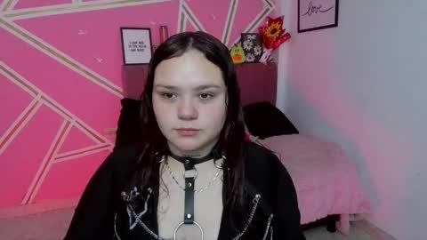 Snapshot of koning_moretti chatting on 05.22.26 camila online show from 05.22.26