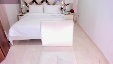 Snapshot of koralcruz chatting on 10.20.25 Koral Cuz online show from 10.20.25