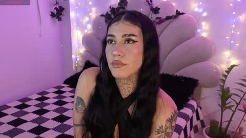 Snapshot of korolovaa chatting on 12.18.25 korolova online show from 12.18.25