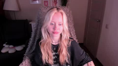 Snapshot of kris_grant chatting on 10.28.25 kris_grant online show from 10.28.25