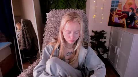 Snapshot of kris_grant chatting on 12.05.25 kris_grant online show from 12.05.25