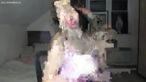 Snapshot of kristallmii_premium chatting on 12.20.25 kristallmii_premium online show from 12.20.25