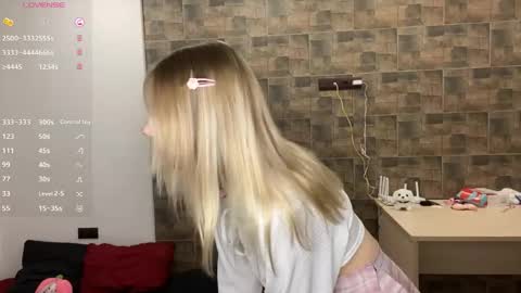 Snapshot of kristiancommes chatting on 05.21.26 Alisa online show from 05.21.26