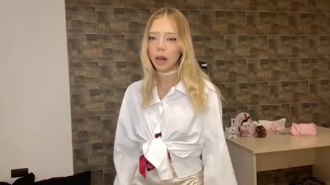 Snapshot of kristiancommes chatting on 06.25.26 Alisa online show from 06.25.26