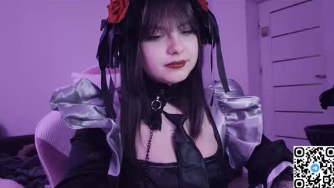 Snapshot of kristibloom chatting on 11.19.25 Christie online show from 11.19.25