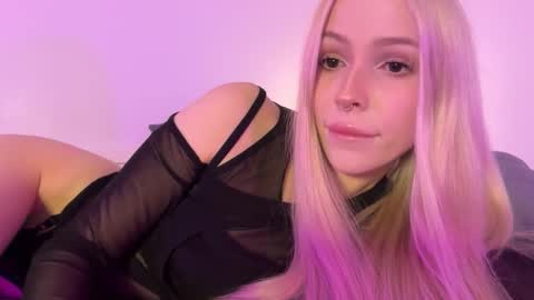 Snapshot of kristy_babe chatting on 10.03.25 Kristy and Alice online show from 10.03.25