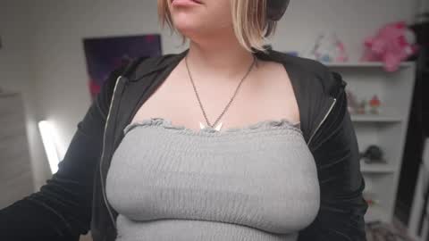 Snapshot of krystalsyxx chatting on 10.08.25 Krystal Syx online show from 10.08.25