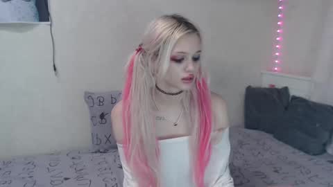 Snapshot of kttyemiow__ chatting on 02.13.25 Emilia online show from 02.13.25