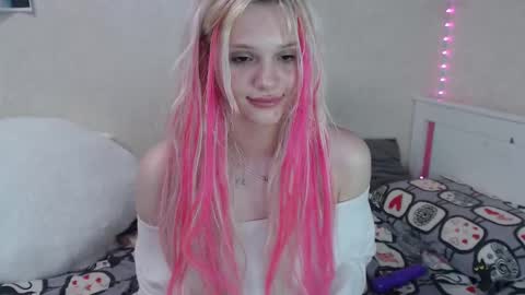 Snapshot of kttyemiow__ chatting on 02.17.25 Emilia online show from 02.17.25