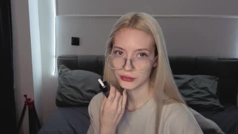 Snapshot of kvetapin chatting on 12.18.25 Bella and Alexandra online show from 12.18.25