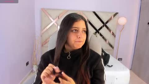 Snapshot of kylie_reyes chatting on 12.01.25 Kylie Reyes online show from 12.01.25