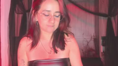 Snapshot of kyliemaxwell chatting on 12.19.25 K Y L I E online show from 12.19.25