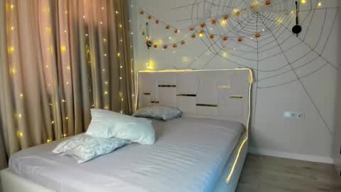 Snapshot of l1l_lola chatting on 10.31.25 Ameli online show from 10.31.25