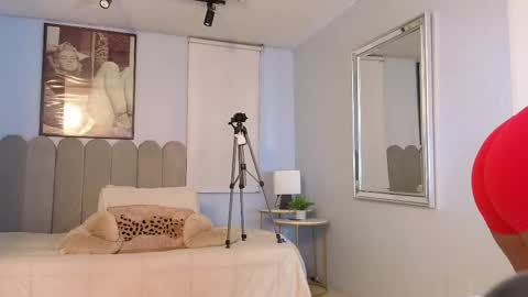 Snapshot of laady_brownn chatting on 02.13.25 Cris  online show from 02.13.25