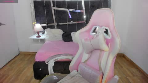  L A R A   online show from 12.31.24