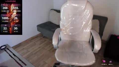  L A R A   online show from 09.11.25