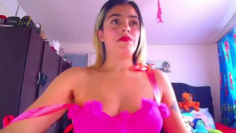 Snapshot of lacolombiana_bitch chatting on 07.25.26 Valentina online show from 07.25.26