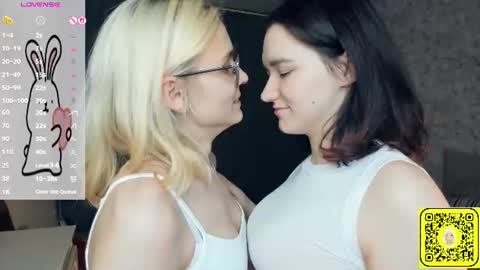 Snapshot of lacyedison chatting on 06.18.26 Violet and Isabel online show from 06.18.26