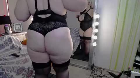 Snapshot of lady_2xl chatting on 06.19.26 Lucy online show from 06.19.26