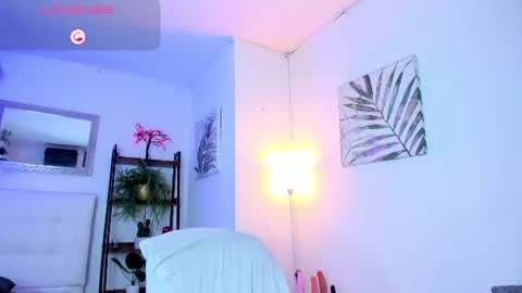 Snapshot of lady_hellen chatting on 06.25.26 online show from 06.25.26