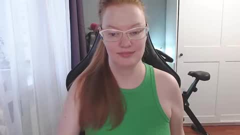 Snapshot of lady_inari chatting on 10.12.25 Angelika online show from 10.12.25