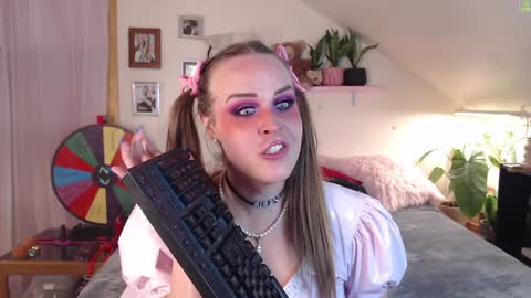 Snapshot of ladyboyhomemaker chatting on 02.09.25 ladyboyhomemaker online show from 02.09.25