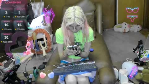 Snapshot of laflakita21 chatting on 11.17.25 Skinnygirl online show from 11.17.25