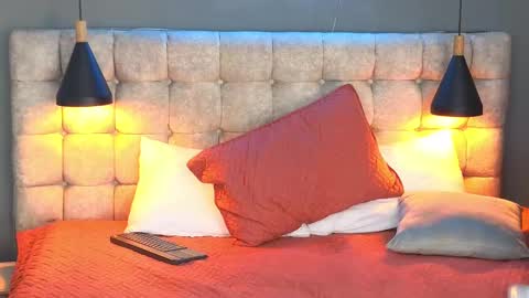 Snapshot of laia_and_aloby chatting on 02.10.25 online show from 02.10.25