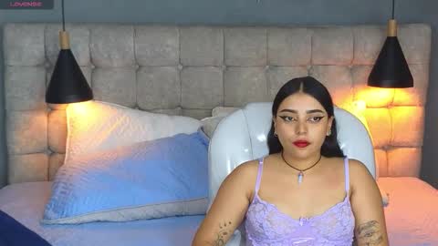 Snapshot of laia_and_aloby chatting on 11.11.25 online show from 11.11.25