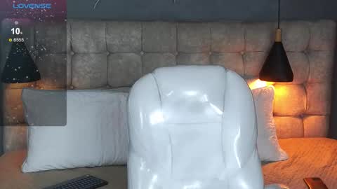 Snapshot of laia_and_aloby chatting on 12.18.25 online show from 12.18.25