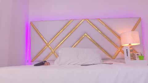 Laila Stilwills online show from 10.04.25