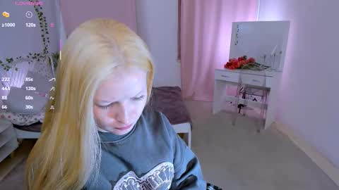 Snapshot of laly_peach chatting on 03.26.26 Laly online show from 03.26.26