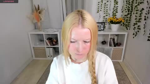 Snapshot of laly_peach chatting on 04.23.26 Laly online show from 04.23.26