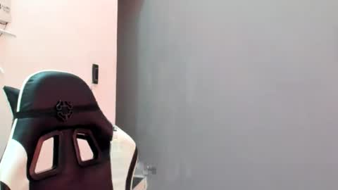 Snapshot of laracat18 chatting on 06.23.26 Lara online show from 06.23.26