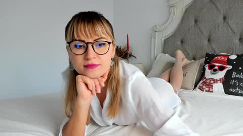 Snapshot of larissa4 chatting on 12.10.24 Larissa online show from 12.10.24