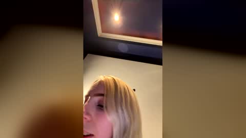 Snapshot of latenightkash chatting on 02.16.26 Roxy blue online show from 02.16.26