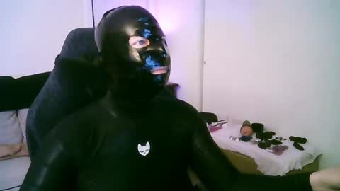 Snapshot of latexminheadroom chatting on 04.01.26 latexminheadroom online show from 04.01.26