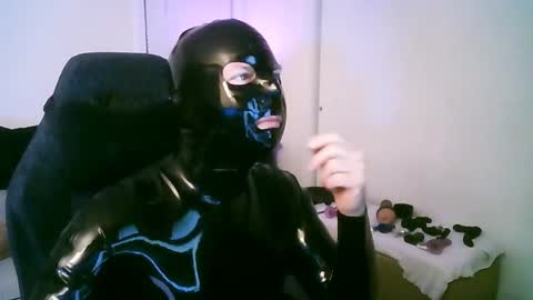 Snapshot of latexminheadroom chatting on 04.19.26 latexminheadroom online show from 04.19.26